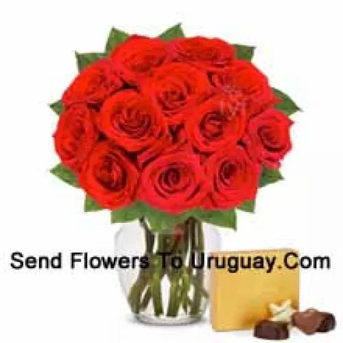 12 Rosas Rojas con Algunos Helechos en un Jarrón de Vidrio Acompañadas de una Caja de Chocolates Importados