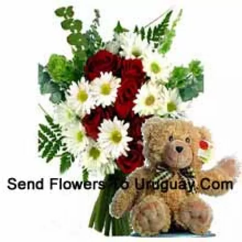 Boeket van rode rozen en witte gerbera's samen met een schattige 12 inch bruine teddybeer