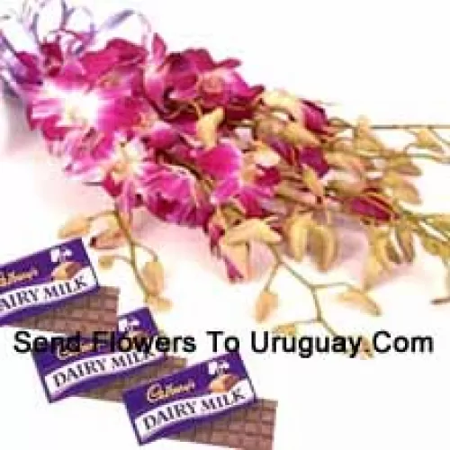 Un magnifique bouquet d'orchidées roses accompagné de chocolats assortis Cadbury