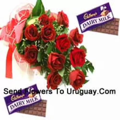 Ramo de 12 rosas rojas con relleno de temporada junto con chocolates surtidos Cadbury