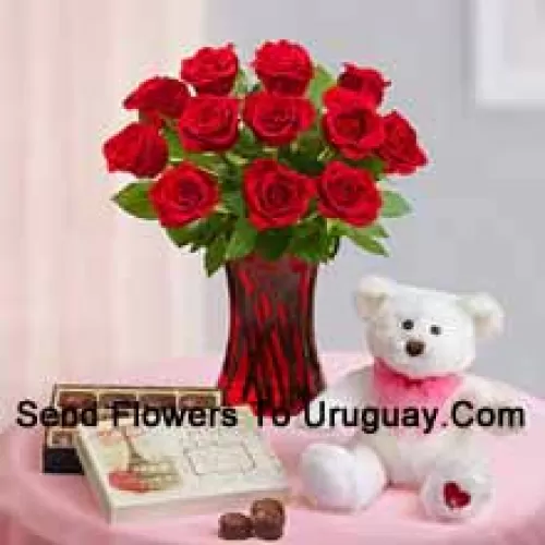 12 Rosas Vermelhas com Algumas Samambaias em um Vaso de Vidro, um Lindo Urso de Pelúcia Branco de 12 Polegadas de Altura e uma Caixa Importada de Chocolates