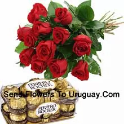 Um buquê de 12 rosas vermelhas com complementos sazonais acompanhado por uma caixa de 16 unidades de Ferrero Rocher