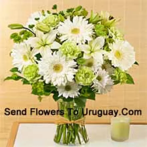 Gerberas blancas, Alstroemerias blancas y otras flores de temporada surtidas dispuestas hermosamente en un jarrón de vidrio