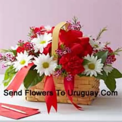 Un hermoso arreglo de gerberas blancas y claveles rojos con rellenos de temporada