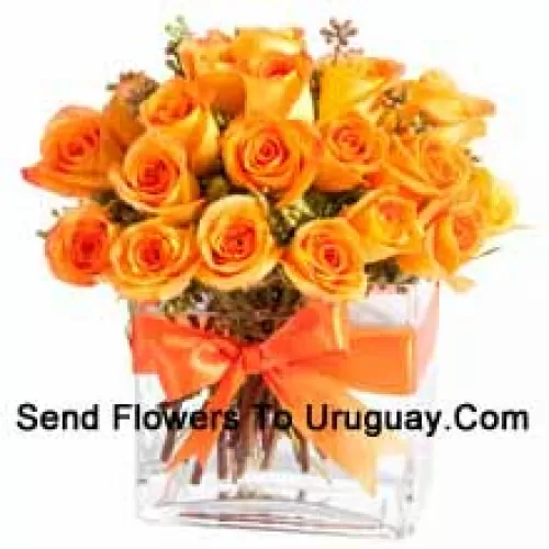 24 Rosas Laranja com Algumas Samambaias em um Vaso de Vidro