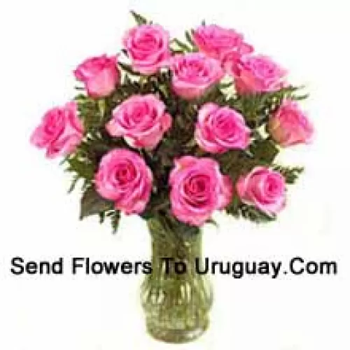 12 Rosas Cor-de-Rosa com Algumas Samambaias em um Vaso