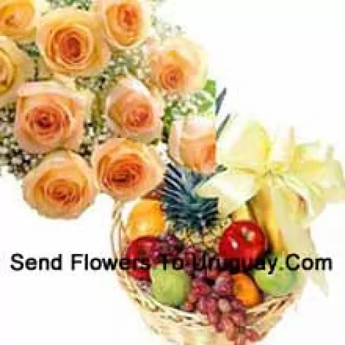 Bouquet de 12 roses oranges avec une corbeille de fruits frais de 3 kg