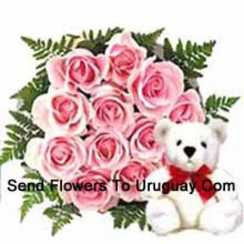 Um Buquê de 12 Rosas Rosas com um Urso de Pelúcia Fofo