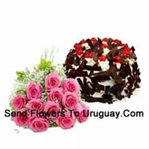 Tros van 12 roze rozen samen met 1 kg Chocolade Crisp Cake (Houd er rekening mee dat taart bezorging alleen beschikbaar is voor de regio Metro Manila. Eventuele taart bezorgbestellingen buiten Metro Manila zullen worden vervangen door Chocolate Brownie Cake zonder room of de ontvanger zal een Red Ribbon Voucher aangeboden krijgen om dezelfde taart te kopen)