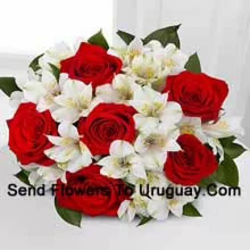 Bouquet de 6 roses rouges et de fleurs blanches saisonnières