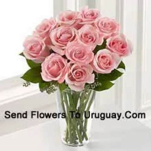 12 Rosas Rosadas con Algunos Helechos en un Florero