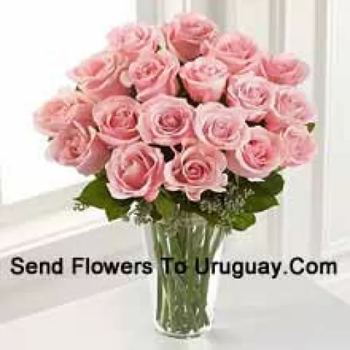 18 Rosas Rosadas con Algunos Helechos en un Florero