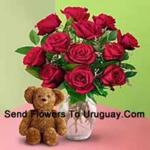 12 rosas rojas con algunos helechos en un jarrón y un lindo osito de peluche marrón de 8 pulgadas