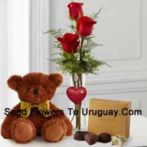 Três rosas vermelhas com algumas samambaias em um vaso, um urso de pelúcia marrom fofo de 10 polegadas e uma caixa de chocolates Godiva. (Reservamo-nos o direito de substituir os chocolates Godiva por chocolates de valor igual em caso deindisponibilidade dos mesmos. Estoque limitado)