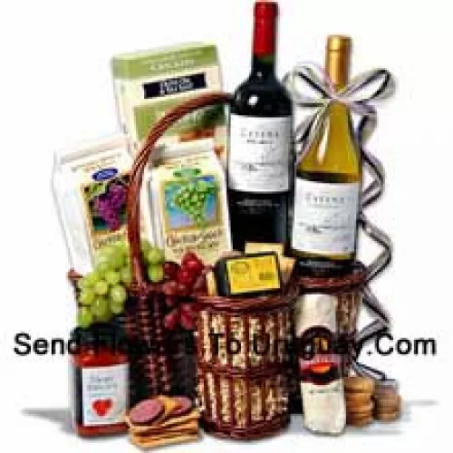 Deze Vaderdag Geschenkmand bevat Catena Malbec Mendoza - 750 ml, Catena Chardonnay Mendoza - 750 ml, Hors Doeuvre Deli Style Crackers van Partners, Hickory & Maple Smoked Cheese van Sugarbush Farm, Butcher Wrapped Summer Sausage van Sparrer Sausage Co, Tomato Bruschetta van Elki, White Wine Biscuit van American Vintage en Red Wine Biscuit van American Vintage. (Inhoud van de mand inclusief wijn kan variëren per seizoen en bezorglocatie. In geval van onbeschikbaarheid van een bepaald product zullen we het vervangen door een product van gelijke of hogere waarde)