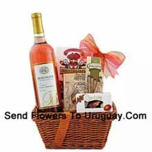 Deze geschenkmand bevat Beringer White Zinfandel Blush Wine, Guylian Belgische chocoladeschelpen, Dolcetto gevulde wafelrolletjes, Brent & Sam’s frambozenchocoladekoekjes en East Shore Specialty honingtarwepretzels. (Inhoud van de mand inclusief wijn kan variëren per seizoen en bezorglocatie. In geval van niet-beschikbaarheid van een bepaald product zullen we het vervangen door een product van gelijke of hogere waarde)