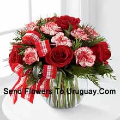 Invia auguri calorosi e sentimenti luminosi per una meravigliosa stagione festiva! Ricche rose rosse e garofani alla menta sono delicatamente disposti con verdi festivi per creare una mostra festosa. Arrivando in una ciotola di vetro trasparente e accentuato con un nastro a quadri rosso e bianco, questo arrangiamento è pieno di sofisticazione stagionale. (Si prega di notare che ci riserviamo il diritto di sostituire qualsiasi prodotto con un prodotto adatto di pari valore in caso di non disponibilità di un certo prodotto)