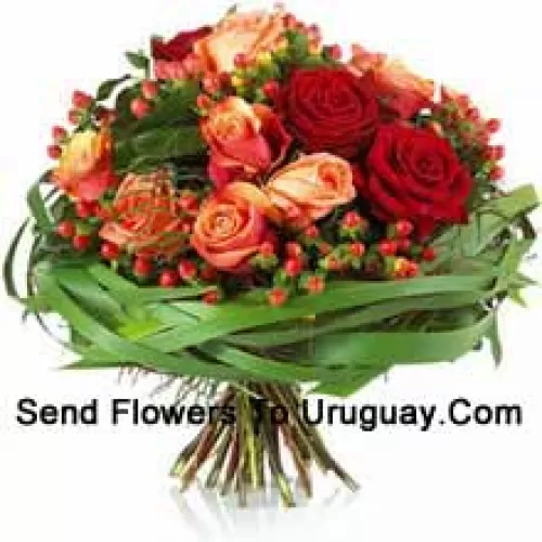 Un delizioso bouquet di rose rosse e arancioni con riempitivi stagionali (Si prega di notare che ci riserviamo il diritto di sostituire qualsiasi prodotto con un prodotto idoneo di pari valore in caso di indisponibilità di un certo prodotto)