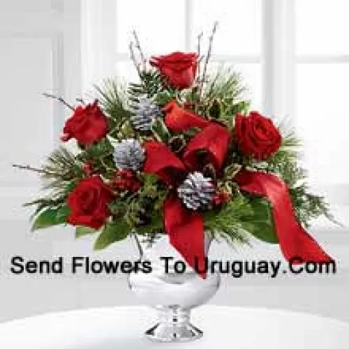 Estremamente elegante e ricco dei tuoi più allegri auguri, questo bouquet sarà il regalo perfetto per le vacanze. Le ricche rose rosse sono vibranti e luminose, disposte con agrifoglio variegato, vari verdi natalizi, pigne e rami argentati, il tutto perfettamente accentuato con un cardinale finto e un nastro rosso. Presentato in un vaso di argento, questo bouquet aggiungerà gioia e festosità alla loro stagione delle vacanze con ogni splendida fioritura. (Si prega di notare che ci riserviamo il diritto di sostituire qualsiasi prodotto con un prodotto idoneo di pari valore in caso di indisponibilità di un certo prodotto)